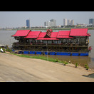 Eines der Ausflugsschiffe vor Phnom Penh